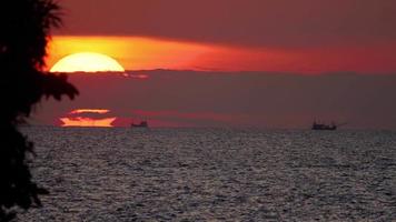 zonsondergang over oceaanlandschap met jetski, karon beach, phuket, thailand video