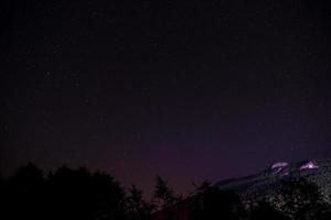 cielo nocturno sobre la montaña foto