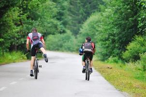 montar bicicleta hombre al aire libre foto