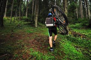 montar bicicleta hombre al aire libre foto