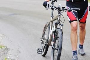 montar bicicleta hombre al aire libre foto