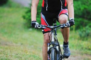 montar bicicleta hombre al aire libre foto