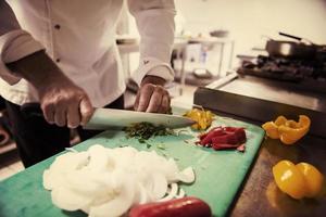 chef manos cortando verduras frescas y deliciosas foto