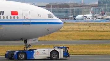 Boeing 777 towing from service video