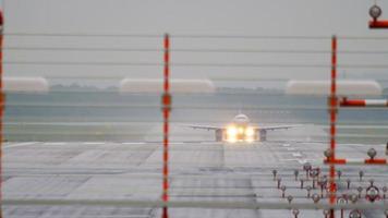 salida del avión en tiempo lluvioso video