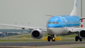 KLM Boeing 737 taxiing before departure video
