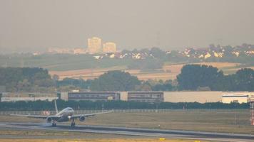 francfort-sur-le-main, allemagne 19 juillet 2017 - american airlines airbus a330 atterrissant à 07l. Fraport, Francfort, Allemagne video