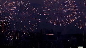 vuurwerk barst los boven de stad Novosibirsk, 126e verjaardag van de stad