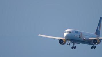 phuket, thaïlande 29 novembre 2019 - azur air ukraine boeing 767 vp bra approche avant d'atterrir sur l'aéroport de phuket. plage mai khao video