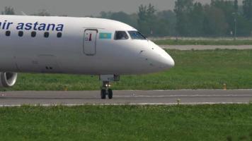 almaty, kazakistan 4 maggio 2019 - air astana embraer e 190lr p4 kce, rullaggio dopo l'atterraggio, aeroporto internazionale di almaty, kazakistan video