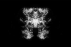 humo texturizado, negro abstracto, aislado sobre fondo negro foto