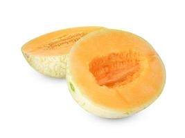 Fruta de melón cantalupo naranja en rodajas aislada sobre fondo blanco, incluye ruta de recorte