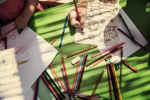 mamá y su pequeña hija dibujando imágenes coloridas foto