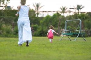 madre e hija jugando en el patio trasero foto