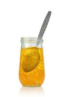 mermelada de naranja en frasco de vidrio con cuchara aislada en fondo blanco, incluye ruta de recorte foto