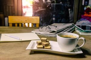 taza de café con galletas de oblea foto