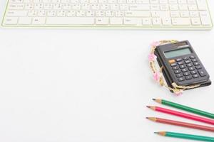 lápiz de color y teclado y calculadora, concepto de negocio foto