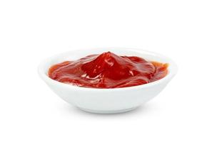 Salsa de tomate en recipiente de vidrio aislado sobre fondo blanco. foto