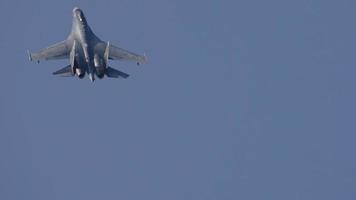 novosibirsk, federação russa 28 de julho de 2019 - equipe acrobática russian falcons por sukhoi su 35 flanker e. show aéreo no aeródromo de mochische unnm video