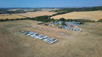 aeropuerto de planeador en el campo, imágenes de alto ángulo de la cámara del dron. hermosa vista aérea del paisaje de dunstable downs inglaterra gran bretaña foto