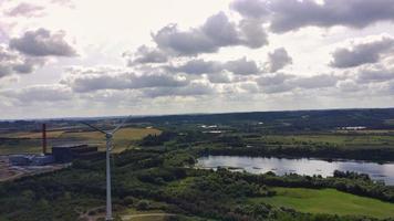 energía renovable de la turbina de viento del molino de viento y el lago en el campo de Inglaterra Reino Unido, vista aérea de ángulo alto de las imágenes de drones foto