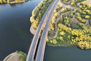 hermosa vista aérea del hermoso lago en milton keynes inglaterra reino unido foto