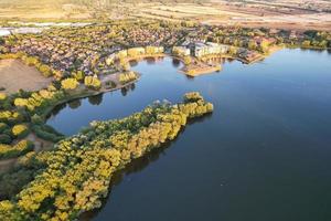 hermosa vista aérea del hermoso lago en milton keynes inglaterra reino unido foto
