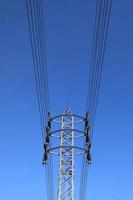 poste de energía eléctrica de alto voltaje con cielo azul foto