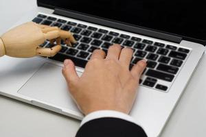 la mano del hombre de negocios y las manos del robot muestran que la unidad con dos manos juntas está trabajando en el laboratorio. concepto de inteligencia artificial, tecnología, unir fuerzas y progresar en el futuro. foto