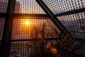 puesta de sol a través de un techo de cristal foto