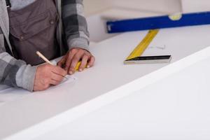 the worker writing the measures photo