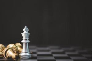 soporte de juego de ajedrez en chessboard.business estrategia trabajo en equipo éxito inversión concepto. foto