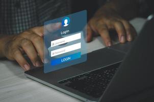 hombre usando la interfaz de inicio de sesión de la computadora portátil del teclado en la pantalla táctil. entradas de nombre de usuario y contraseña en tecnología de concepto en línea de cuenta digital virtual. foto