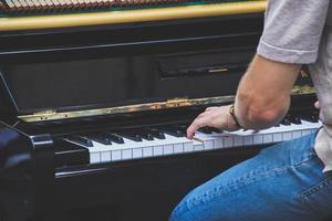 primer plano mano músico tocando el piano al aire libre. foto