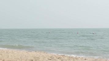 plage sable et mer. plage de pattaya qui est l'un des endroits les plus célèbres de la mer en thaïlande. video