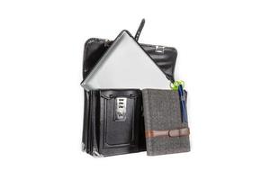 mochila escolar de cuero retro negro con cuaderno en el fondo foto
