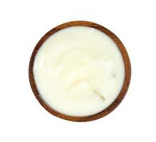 yogur con nata de coco dutche en cuenco de madera aislado sobre fondo blanco, incluye trazado de recorte foto