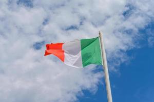 bandera italiana ondeando en el viento foto