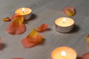 un juego de velas y pétalos de rosa, aromaterapia y relajación en el spa y en casa. foto