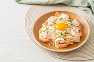 salsa de crema blanca de espagueti con gambas y yema de huevo foto