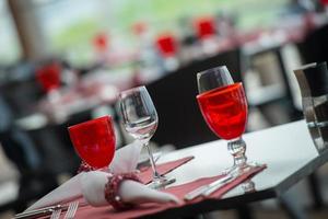 ajuste de la mesa en el restaurante foto