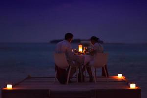 pareja romántica cena al aire libre foto