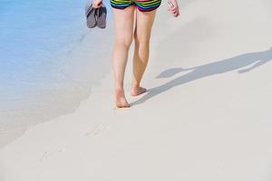 hermosa gril en la playa diviértete foto