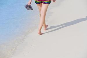 hermosa gril en la playa diviértete foto