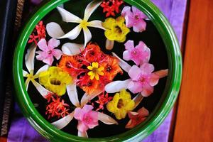 vaso de agua con hermosas flores de fondo foto