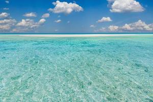 hermoso y relajante paisaje al aire libre de la playa de la isla tropical. increíble laguna de la isla, cielo nublado soleado. destino de viaje exótico, vacaciones de verano, playa junto al mar. foto