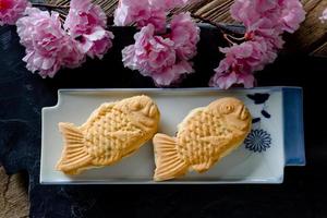 tortas taiyaki sobre fondo de madera, confitería japonesa foto