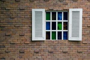 ventana de madera blanca sobre fondo de pared de ladrillo, efecto de filtro foto