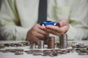 el plan financia inversiones y ahorros automóviles. dinero moneda y automóvil sobre la mesa contabilidad empresarial y concepto de impuestos y seguros. foto