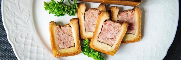 pate croute masa de carne cerdo o ternera, pollo comida francesa bocadillo en la mesa espacio de copia fondo de comida foto